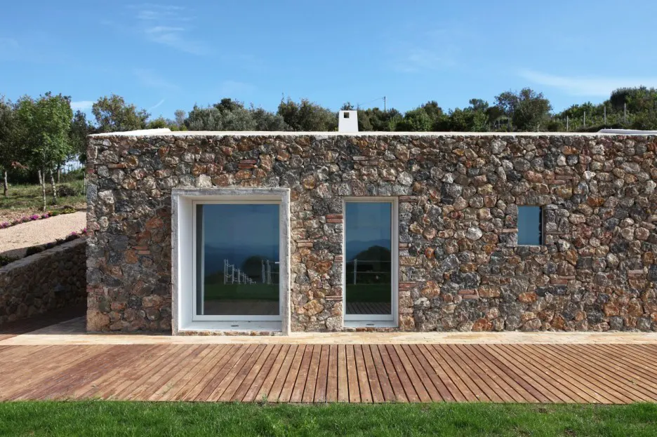 15 Inspirasi Desain Rumah Batu Alam Bermacam Gaya - Pinhome