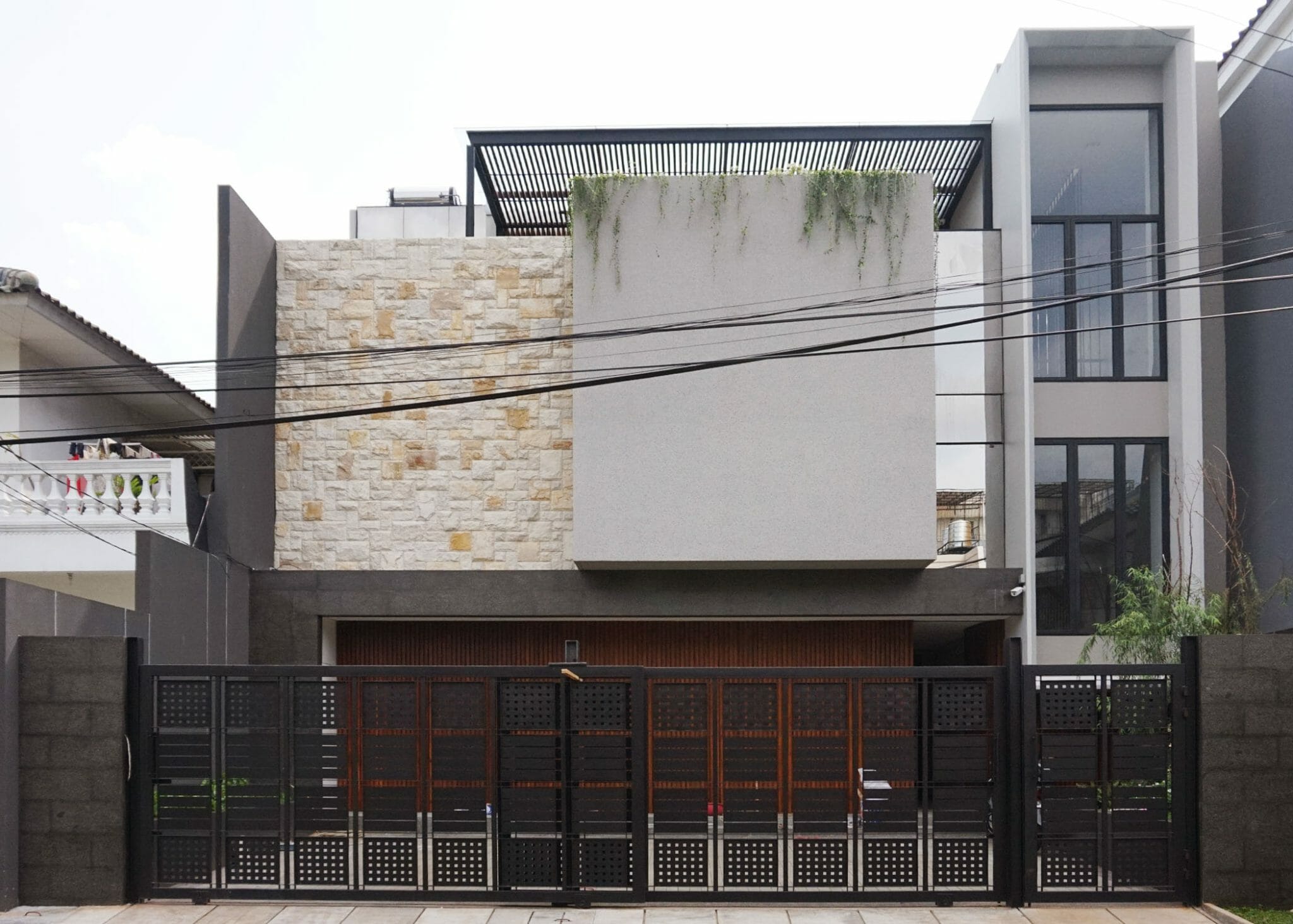 9 Model Pagar Stainless, Bikin Exterior Rumah Makin Keren!